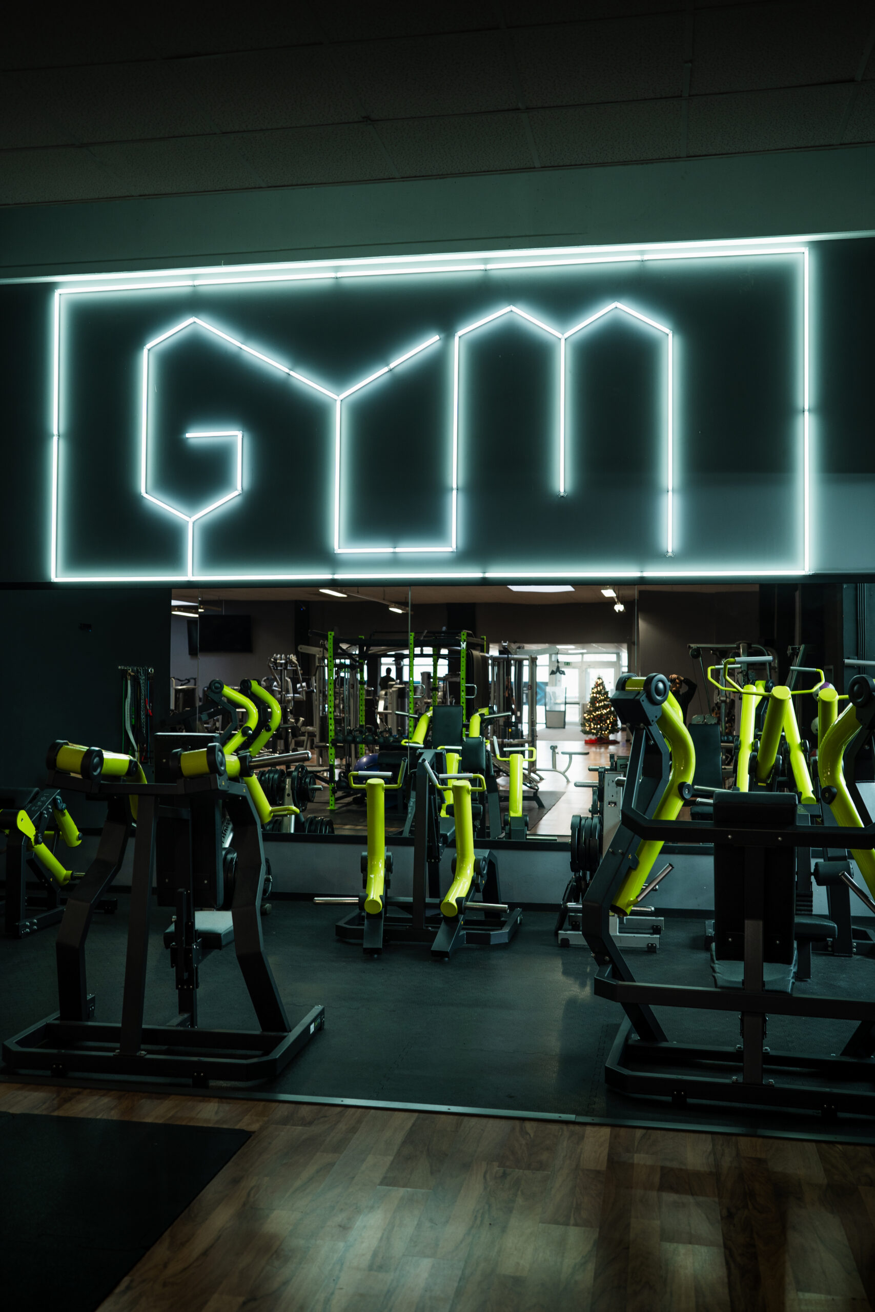 Leuchtschild „Gym“ im Flexx Gym Fitnessstudio in Mühldorf am Inn – 24/7 Training