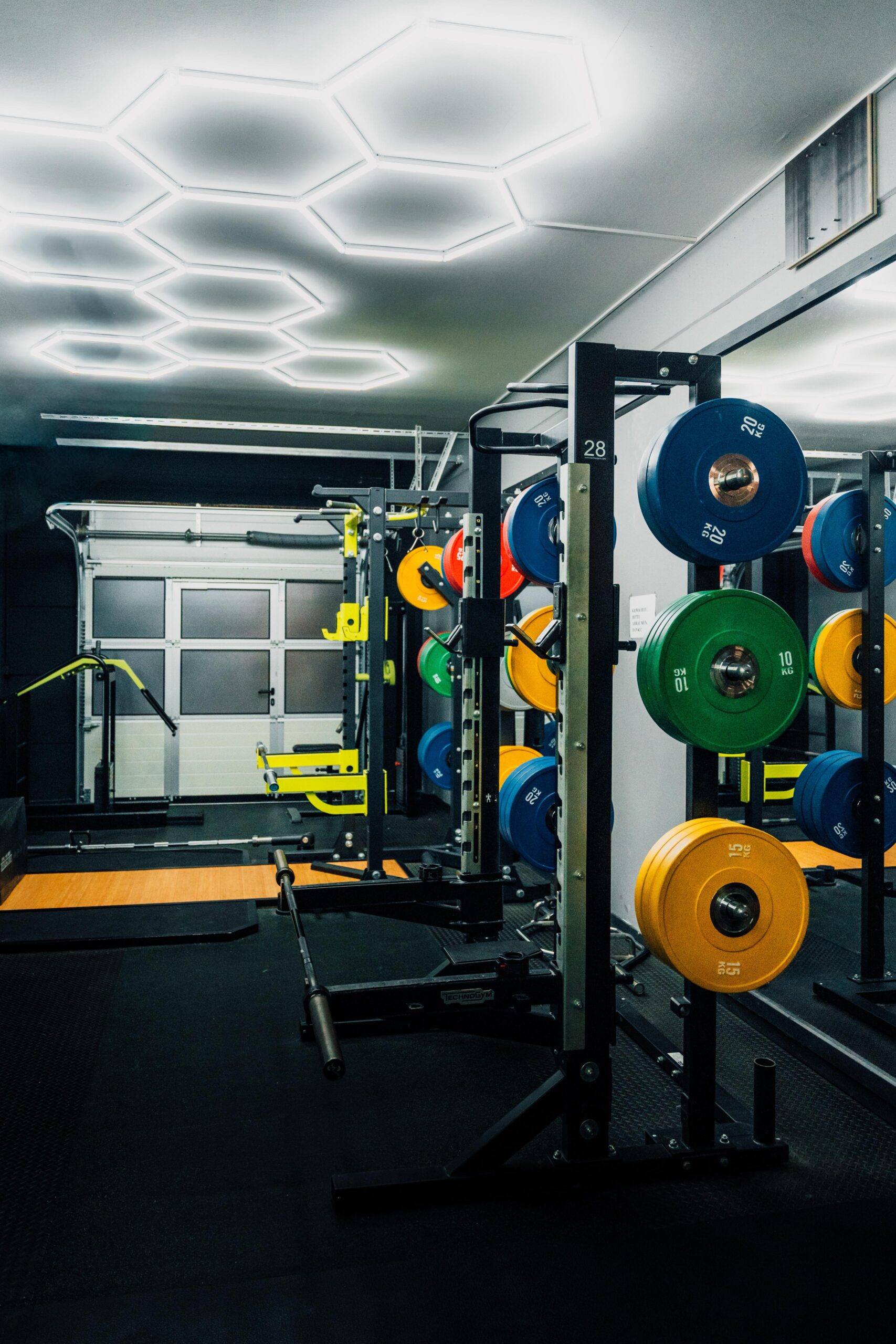 Gewichte unter Hexagon-Lichtern im Flexx Gym Fitnessstudio Mühldorf am Inn – Kraftraum 24/7