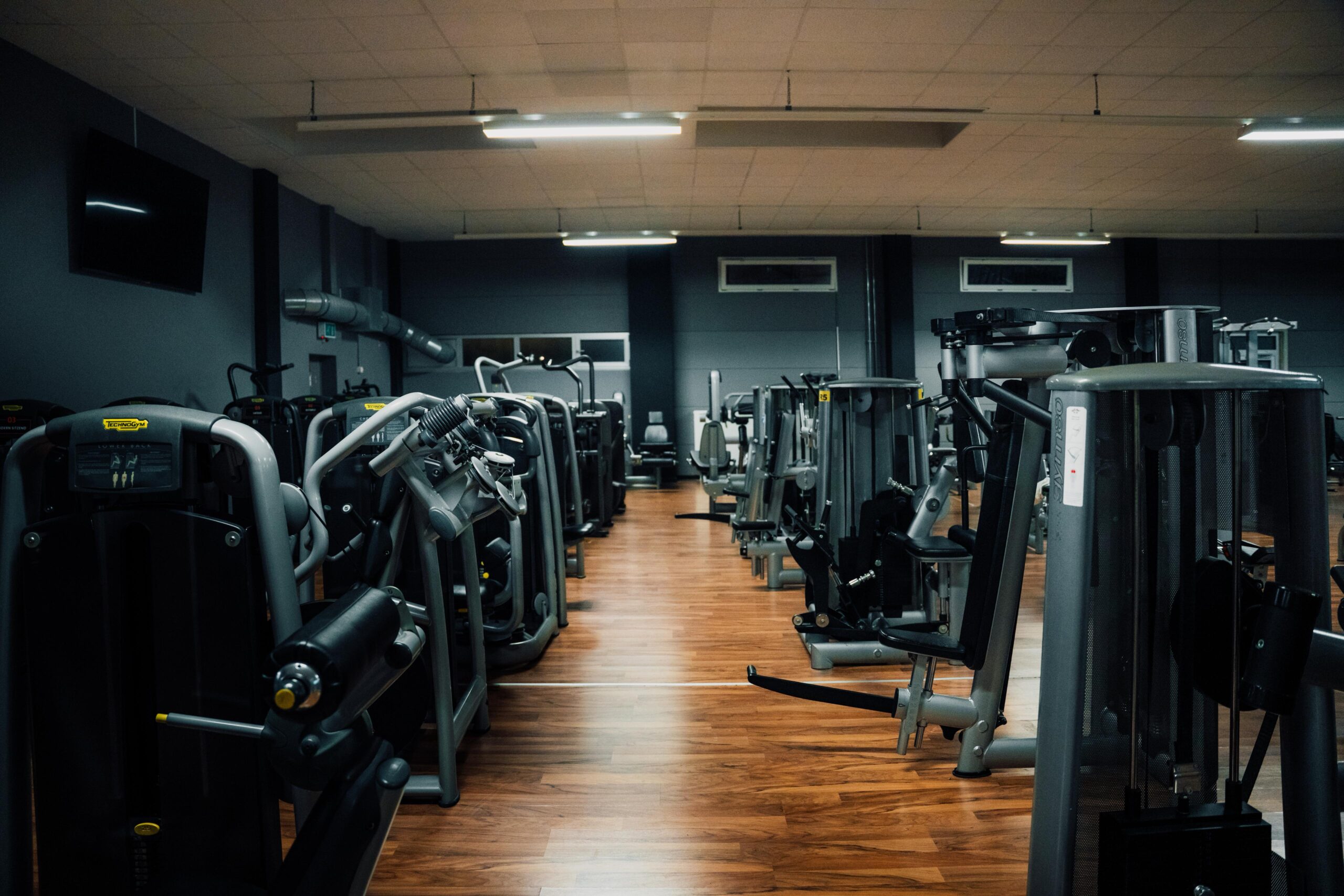 Krafttraining-Geräte im Flexx Gym Fitnessstudio in Mühldorf am Inn – Muskelaufbau 24/7