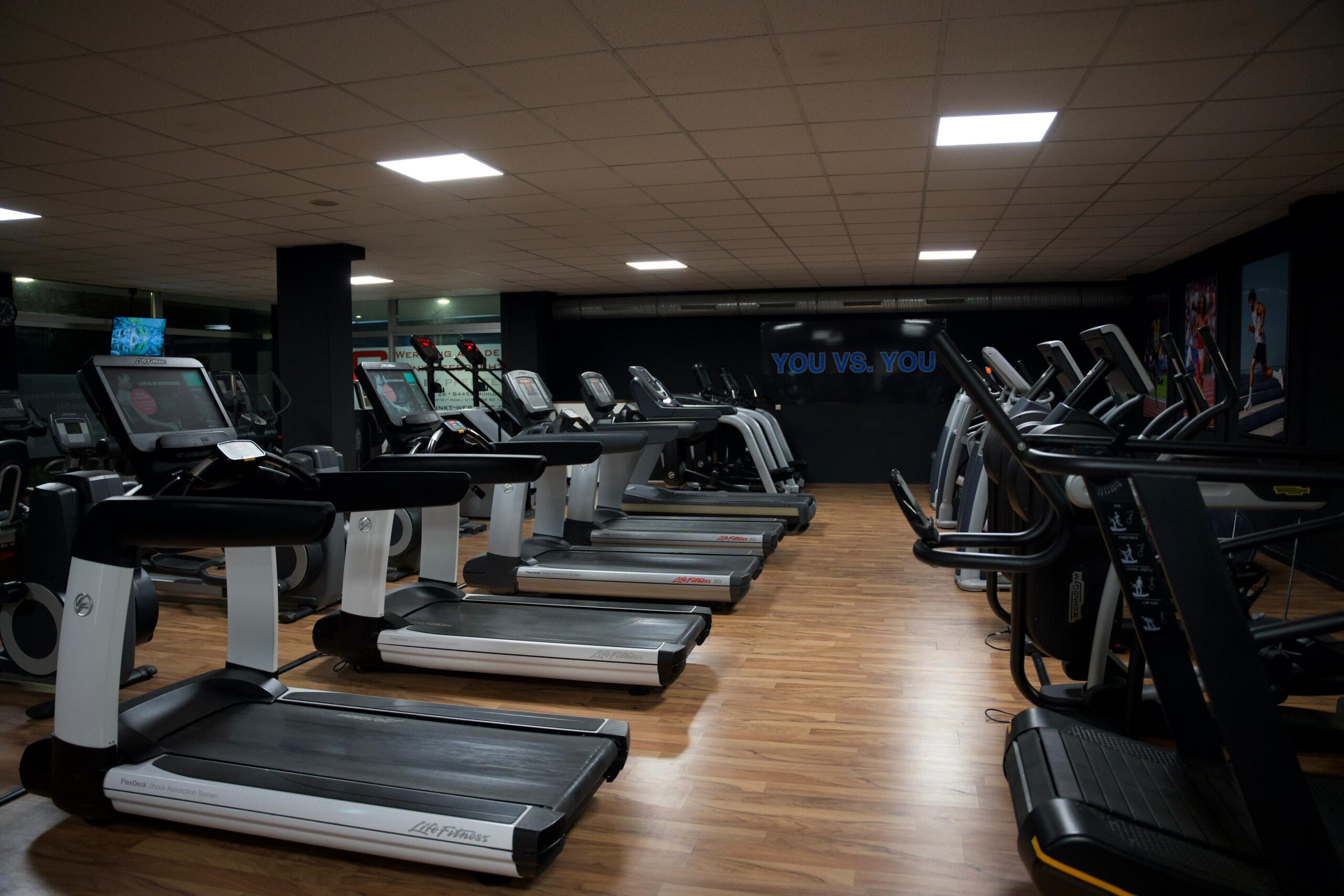 Laufband im Flexx Gym Fitnessstudio Mühldorf am Inn mit „You vs You“ – Cardio & Motivation 24/7